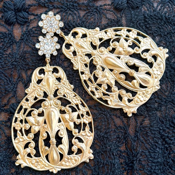 Vintage Jewelry - VTG pair of Chandelier Gold Filigree Earrings with Rhinestones